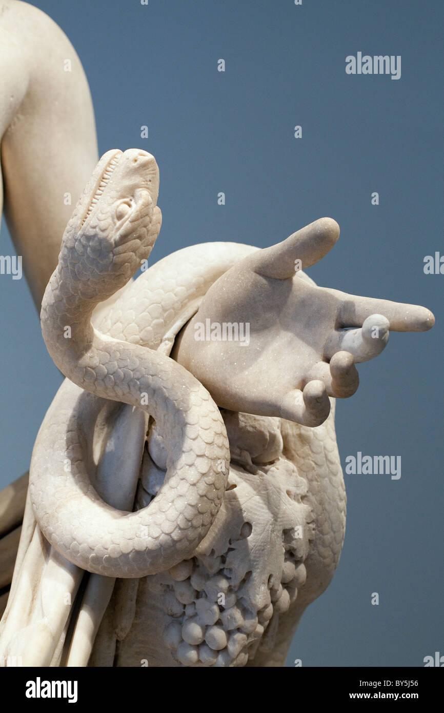 Detalle de la escultura de la serpiente y la mano Foto de stock