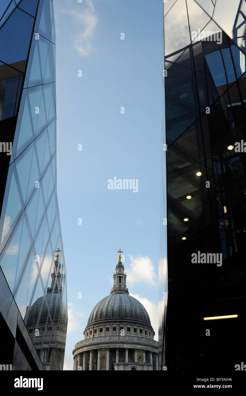 Vista de la Catedral de San Pablo desde un nuevo cambio Shopping Centre, Londres Foto de stock
