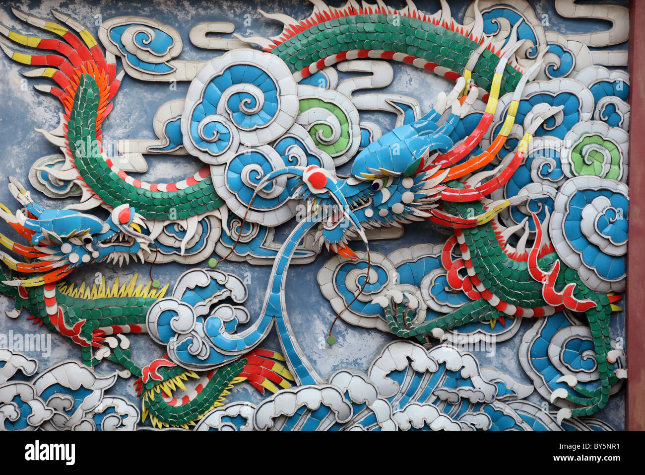 Colorida escultura de un dragón en la pared del Templo de Pak Tai Cheung Chau Foto de stock