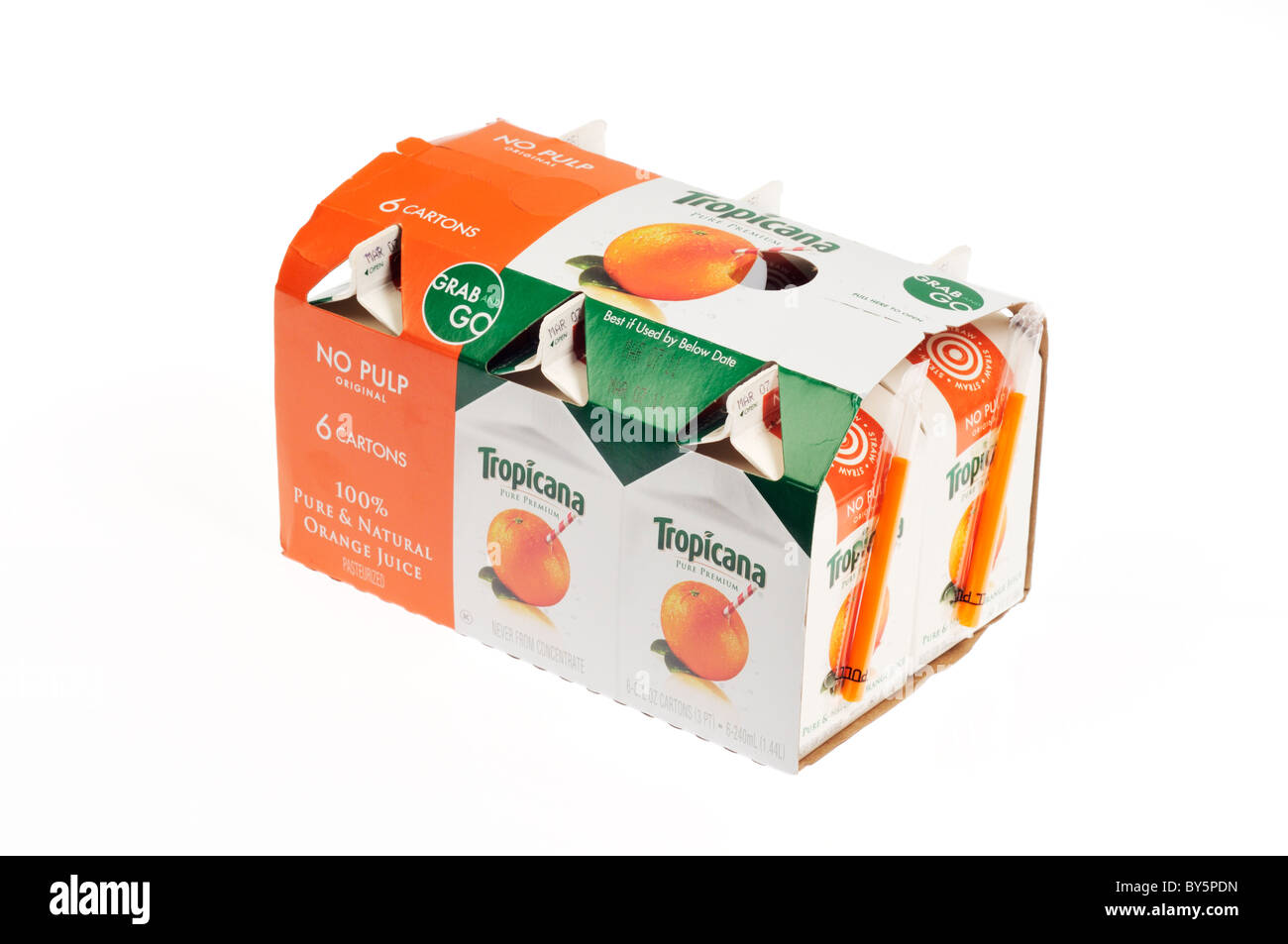 6 pack de pequeños cartones de zumo de naranja tropicana sobre fondo blanco, recorte. Foto de stock
