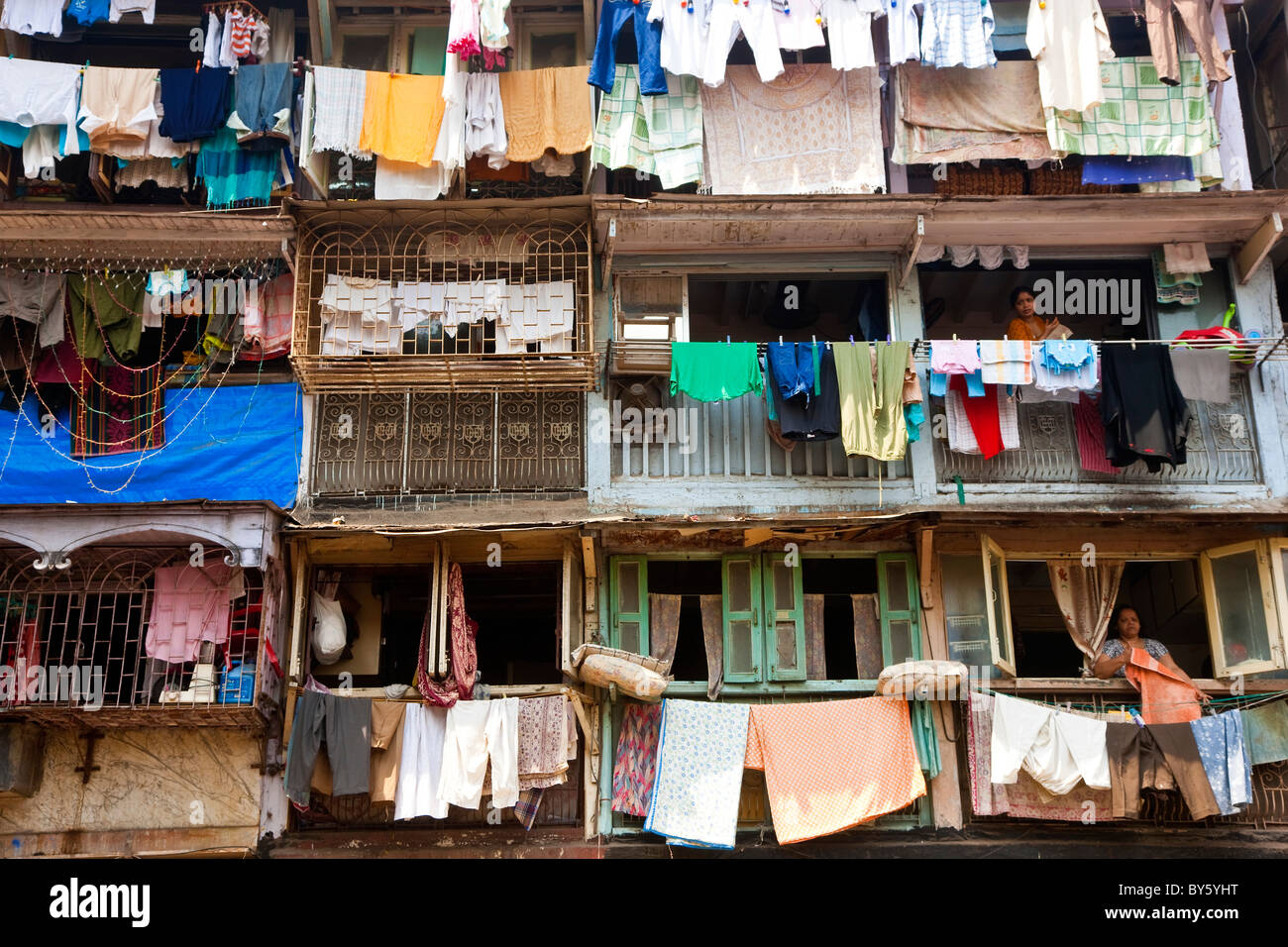 Lavado exterior secado flats, Mumbai (Bombay), India Foto de stock