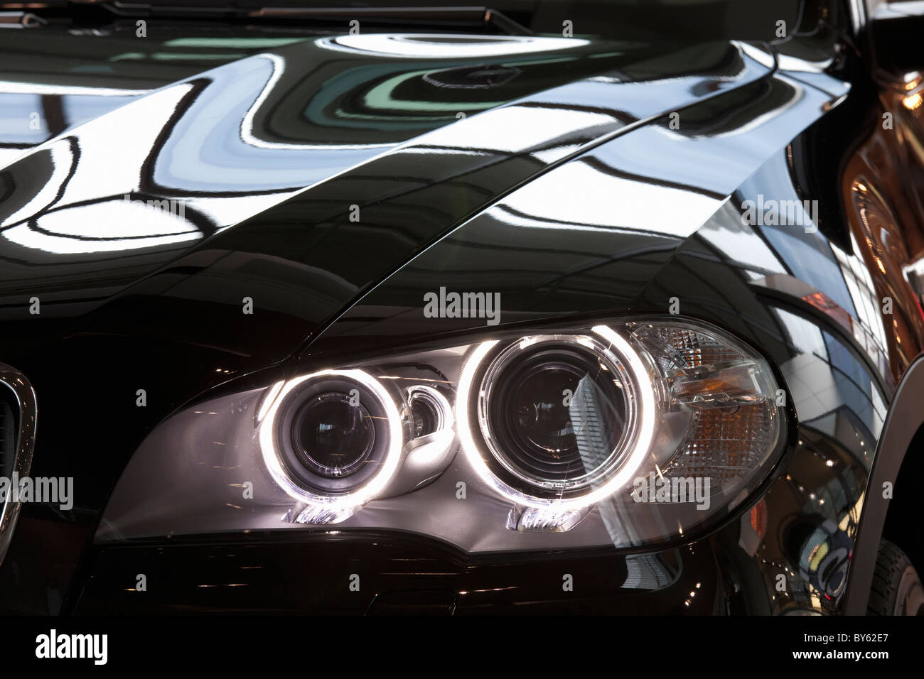 Faros LED en un automóvil BMW Foto de stock