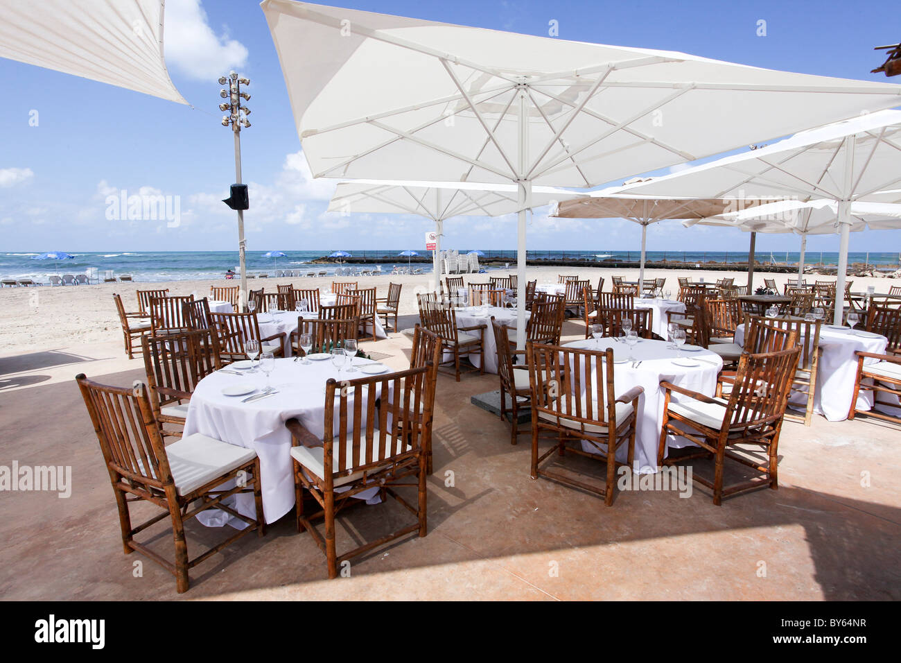Israel, Tel Aviv, una cafetería y un restaurante junto al mar Foto de stock