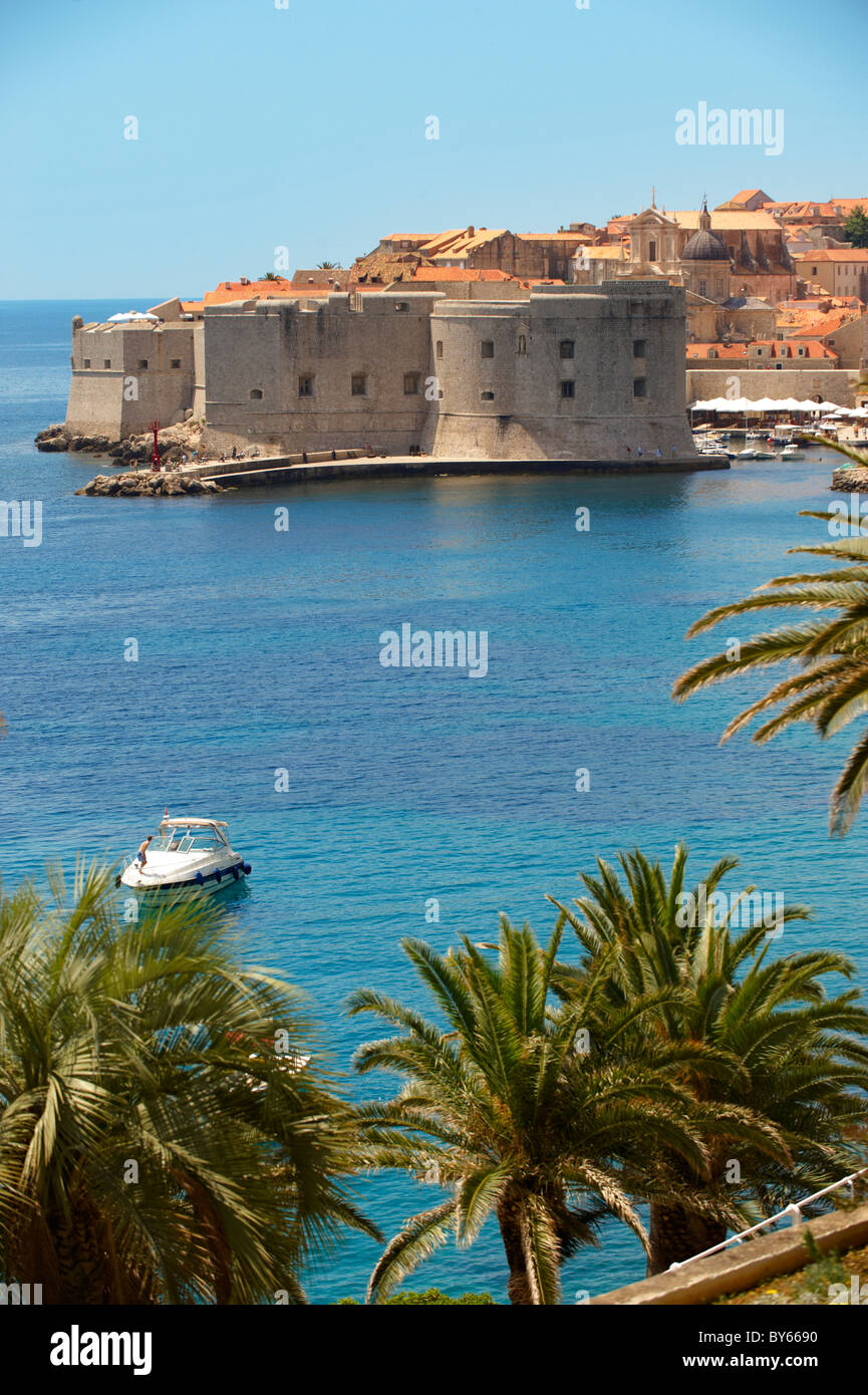 Puerto de Dubrovnik con St John's Fort - Croacia Foto de stock