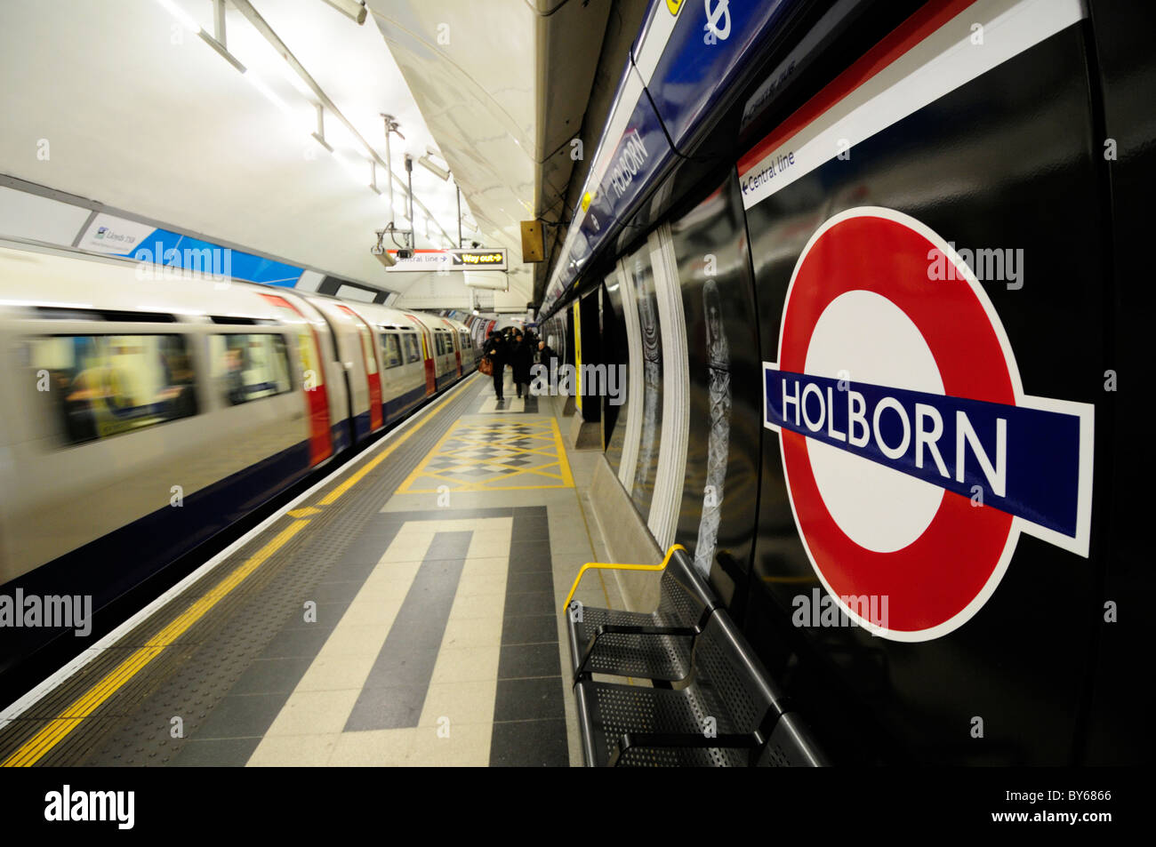 La estación de metro de Holborn de plataforma en la línea Piccadilly, Londres, Inglaterra, Reino Unido. Foto de stock