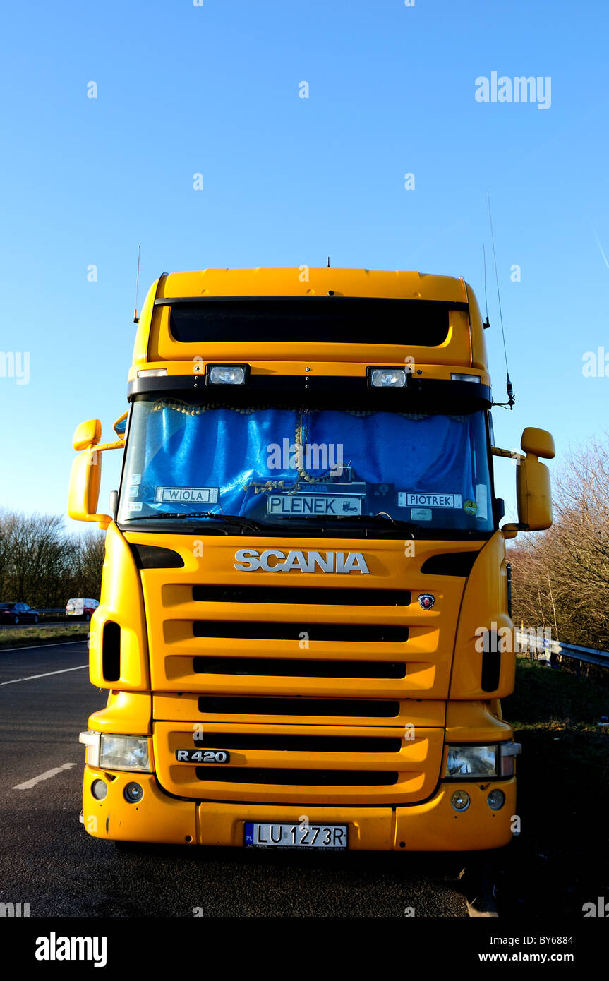 Scania r420 carretilla .piloto polaco descansando mientras se entrega al Reino Unido. Foto de stock