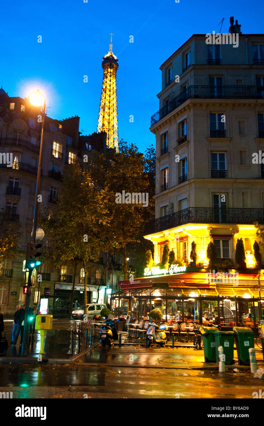 París, Francia La Torre Eiffel iluminada por la noche contra un cielo azul profundo del crepúsculo. Foto de stock