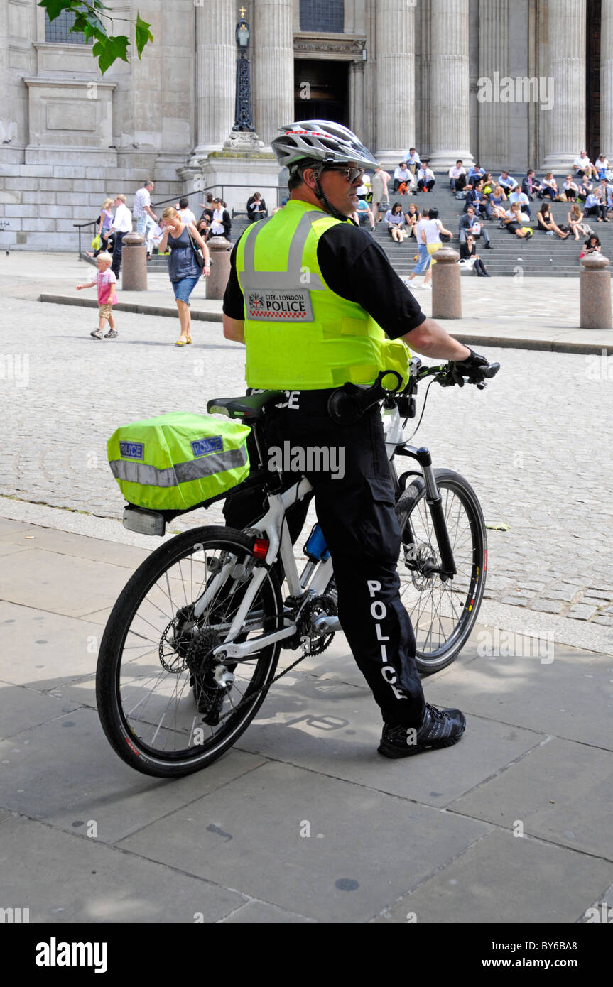 Oficial de Policía de la ciudad de Londres sobre ciclo patrol Foto de stock