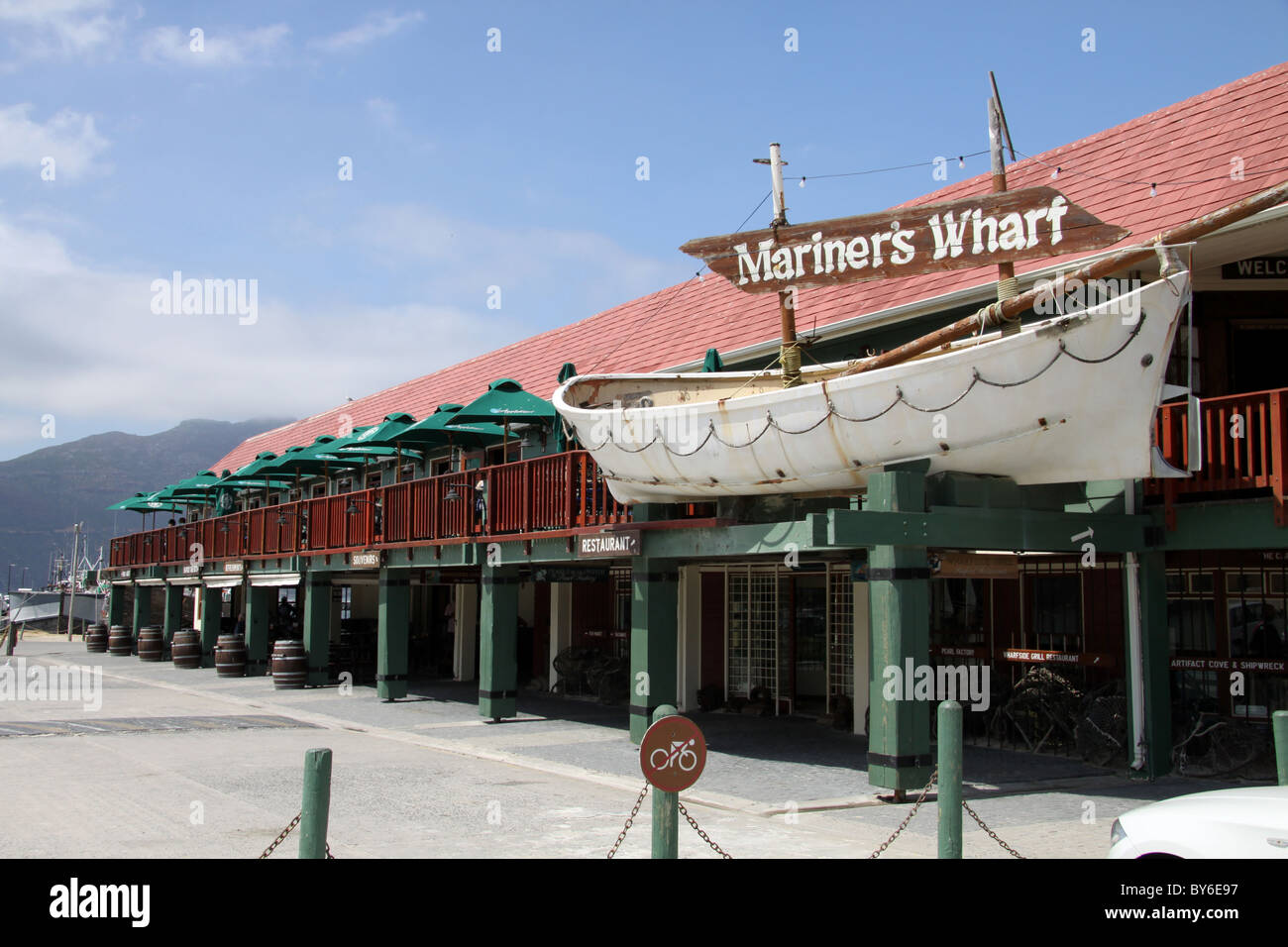 Mariner's Wharf Harbourfront Emporium en Hout Bay Sudáfrica Foto de stock