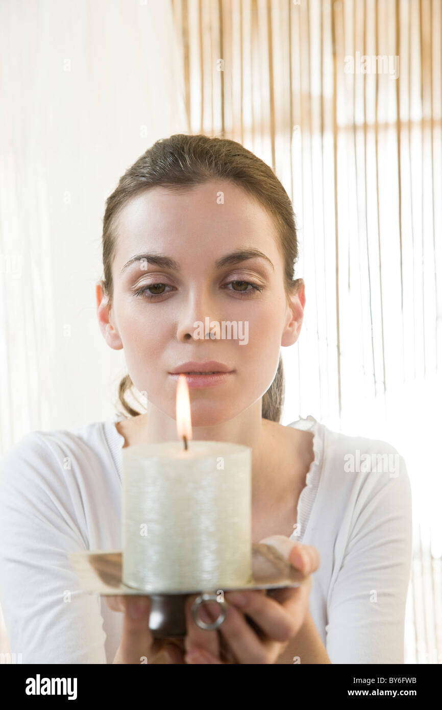 Mujer sosteniendo velas Foto de stock