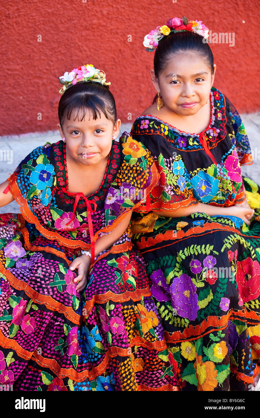 Vestido mexicano niña fotografías e imágenes de alta resolución - Alamy Vestido mexicano niña fotografías e imágenes de alta resolución - Alamy