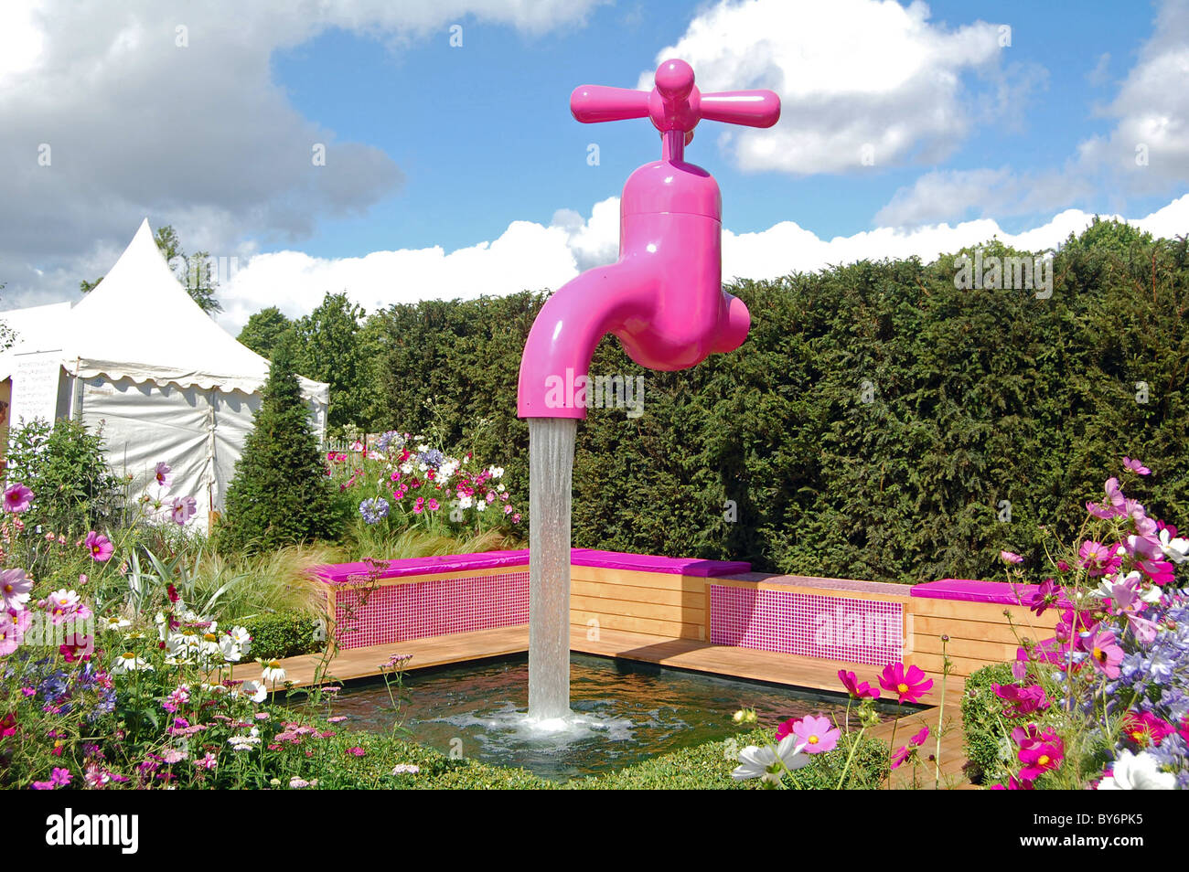 Rosa toca el diseño de jardines en Hampton Court Flower Show Foto de stock