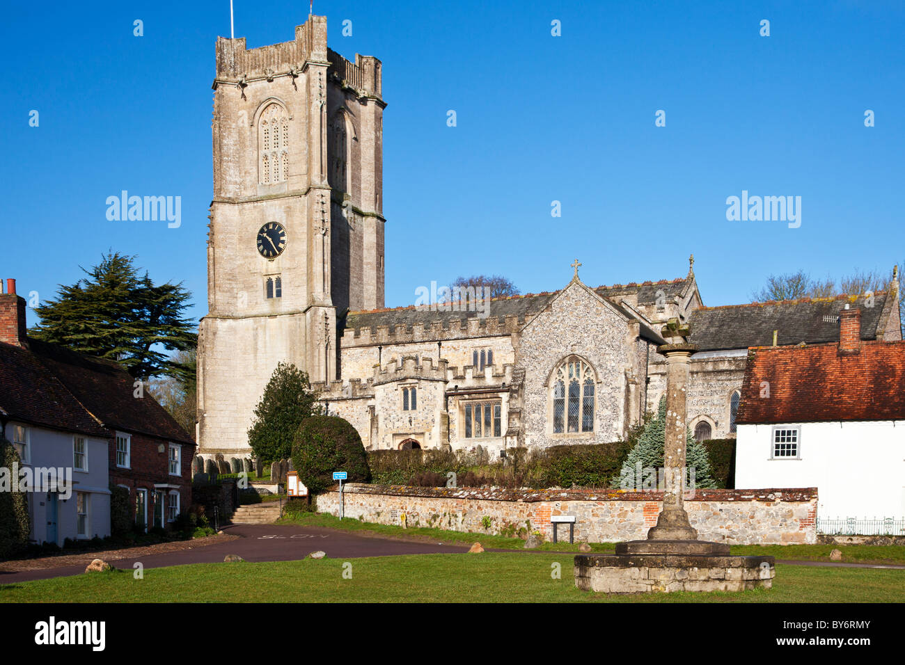 La iglesia de San Miguel en el típico pueblo de la campiña inglesa de Aldbourne, Wiltshire, Inglaterra, Reino Unido. Foto de stock