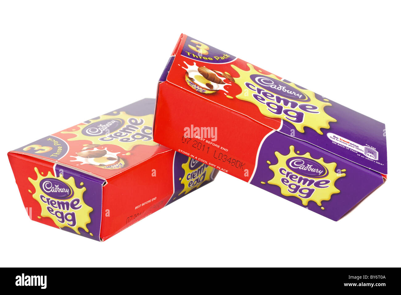 Dos cajas de Cadbury tres huevos de color crema Foto de stock