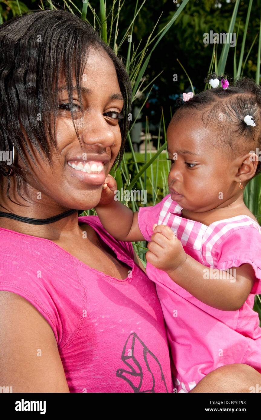 Afeitadoras Kelia y Niriah Mitchell; hermoso bebé africano-americanos con su madre Foto de stock