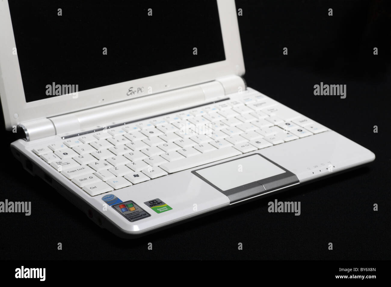 declaración Descubrir lona Blanco Asus Eeepc 10 pulgadas de pantalla windows NETBOOK mini ordenador portátil  PC aisladas sobre negro Fotografía de stock - Alamy