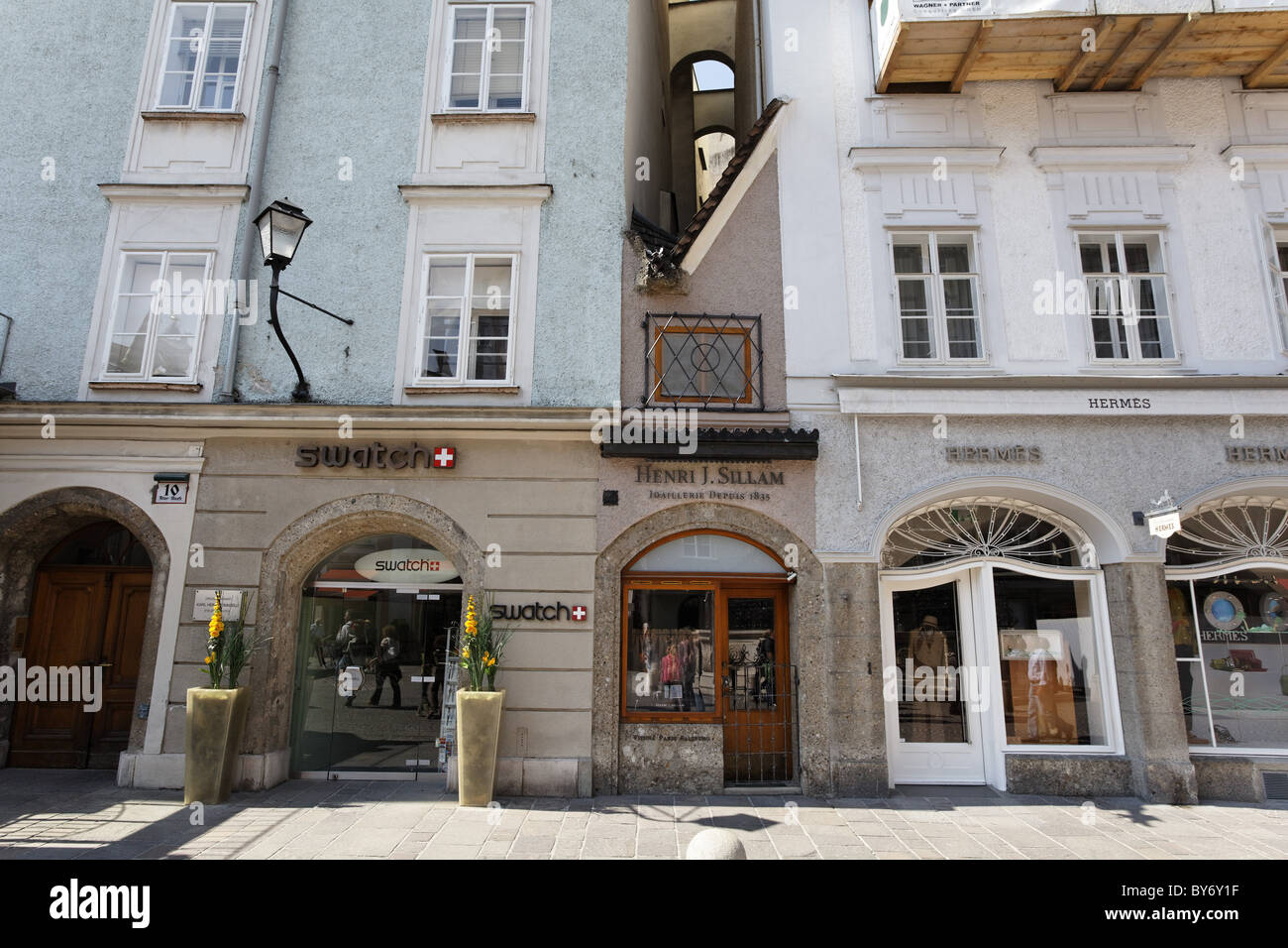 Tiendas en el Alter Markt, el casco antiguo de Salzburgo, Austria, Europa Foto de stock