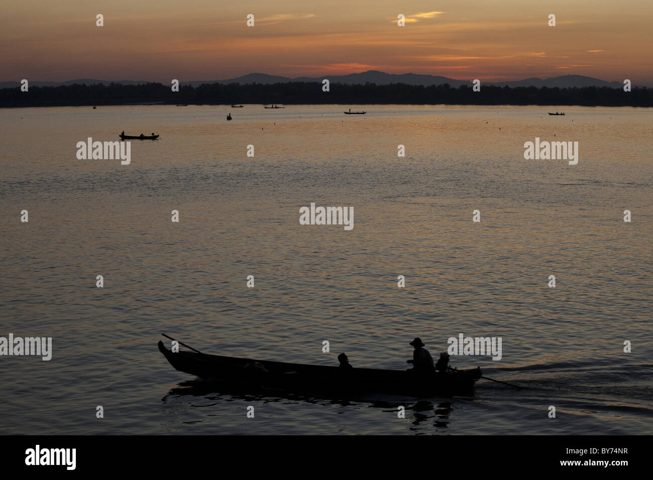 Barcos de pesca en el río Thanlwin al anochecer, Mawlamyaing, Estado de Mon, Myanmar, Birma, Asia Foto de stock