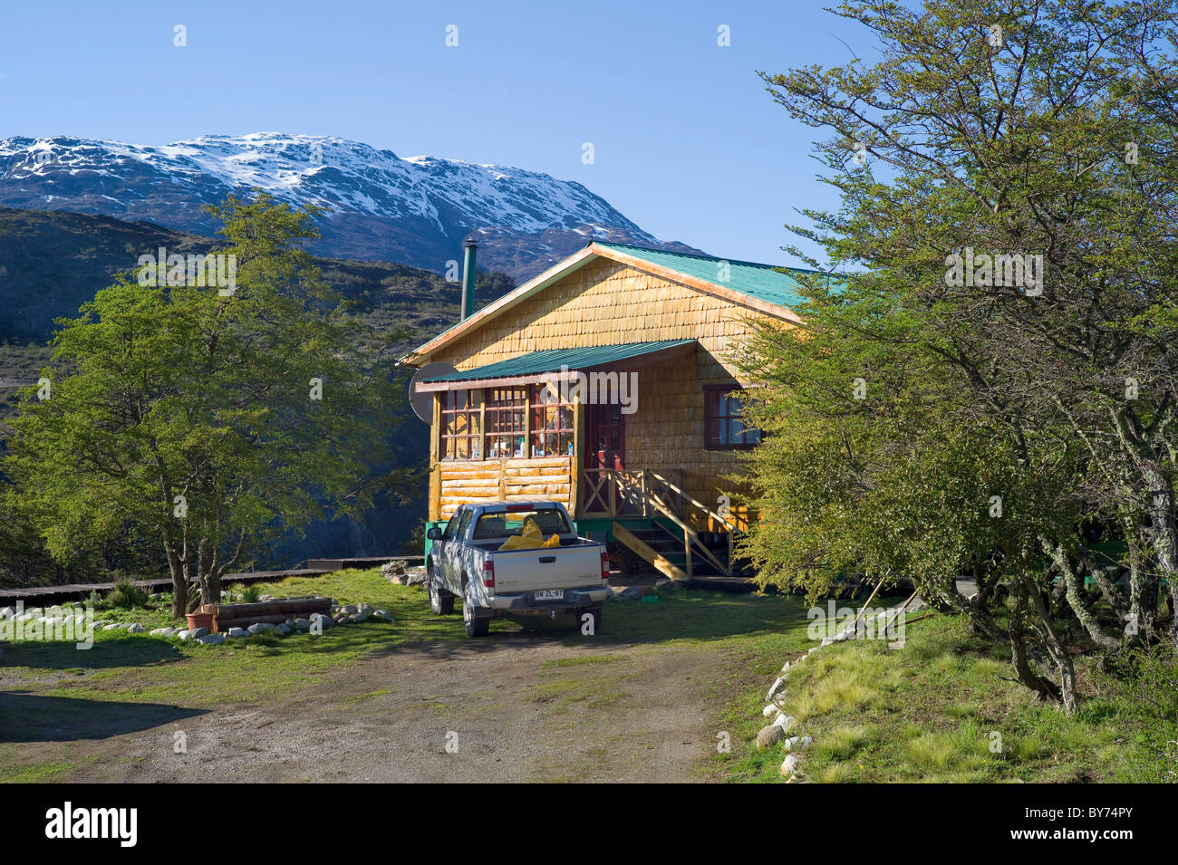 Casa rural en la Patagonia con la Cordillera de Los Andes, Chile Foto de stock