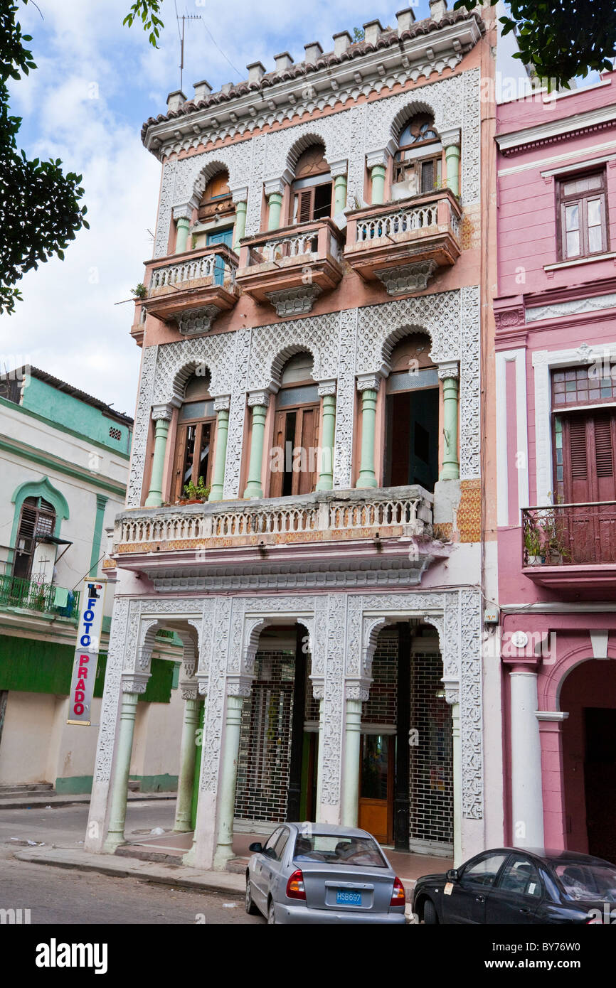 Cuba, La Habana. Edificio Neo-Moorish en el Prado, en la esquina de la Calle Virtudes, mostrando arcos mudéjares. Foto de stock