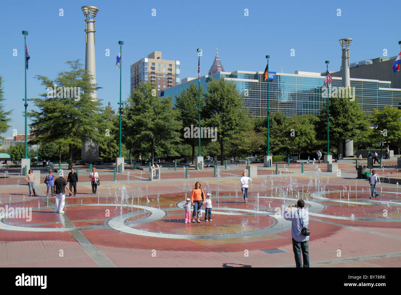 Georgia, GA, Sur, Atlanta, centro de la ciudad, Centennial Olympic Park, Juegos Olímpicos de verano, chorros Fountain of Ringswater, almohadilla para salpicaduras, adultos hombre hombre hombre hombre hombre, w Foto de stock