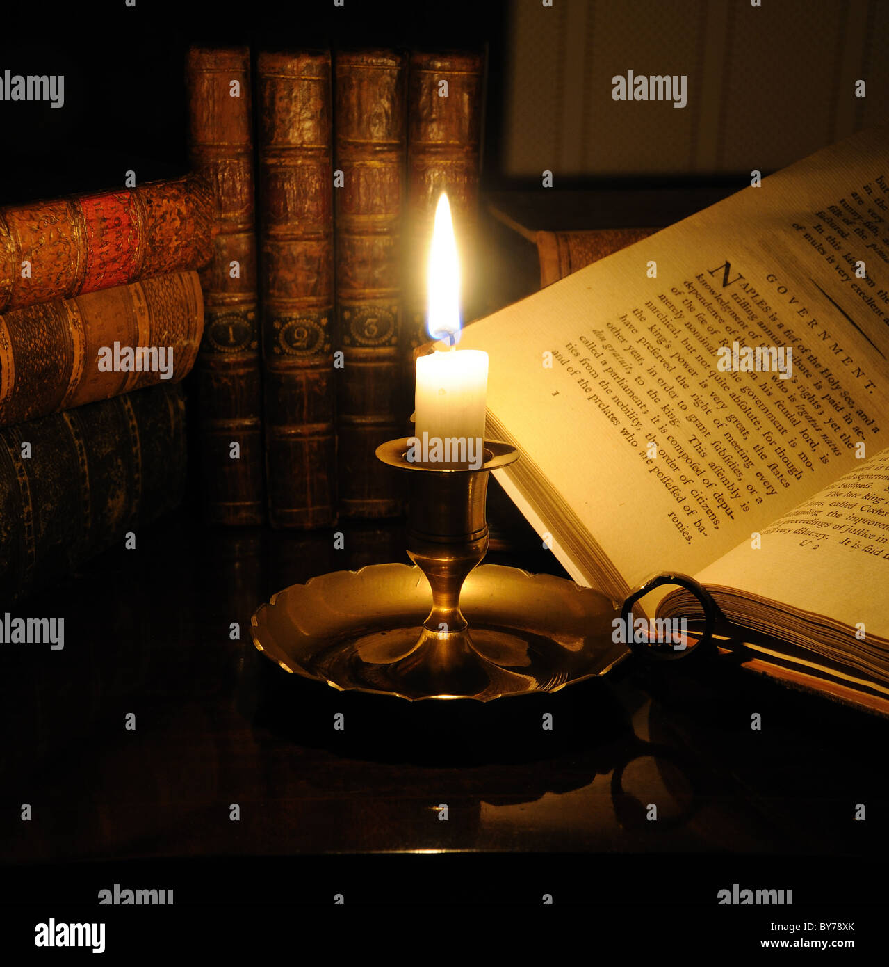 Anticuario de libros iluminados por velas Foto de stock