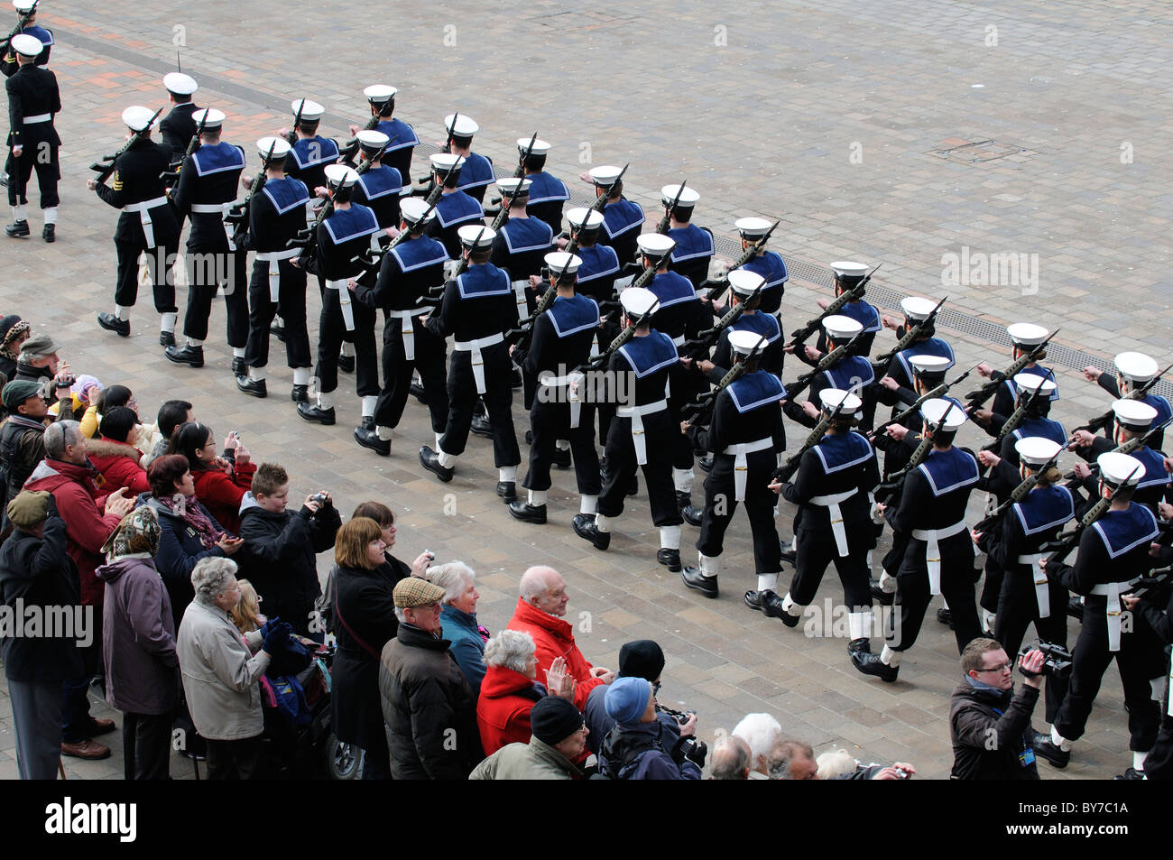 Calificaciones de los miembros de la tripulación Naval HMS Ark Royal marchando sobre Plaza Guildhall Portsmouth Inglaterra Foto de stock