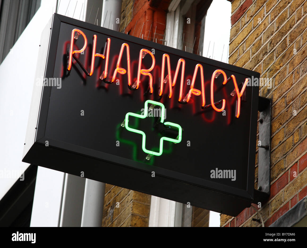 Una farmacia de neón firmar en una ciudad del Reino Unido. Foto de stock