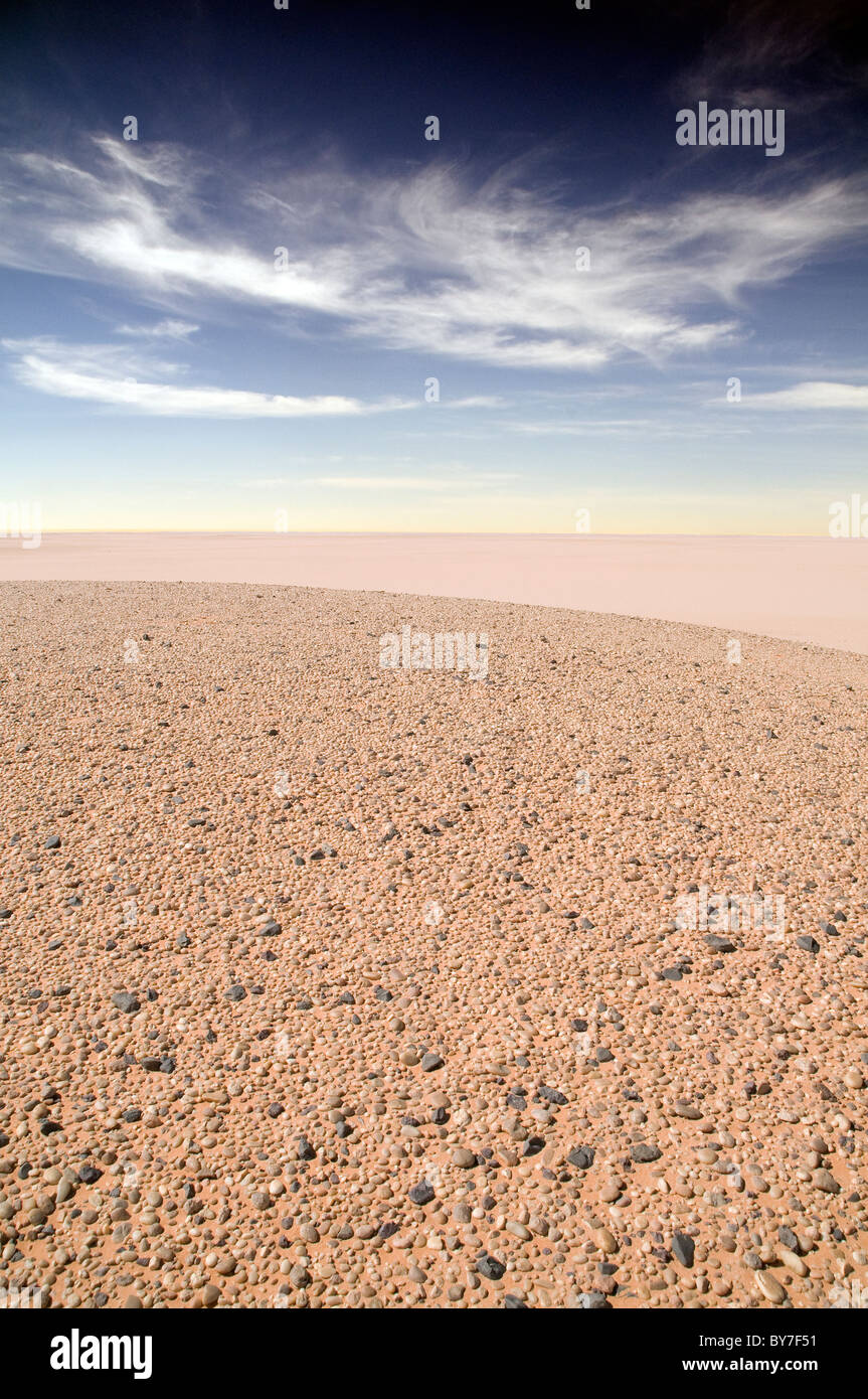 El suelo del desierto sembró innumerables guijarros, parte de un antiguo lecho marino seco, en la región del desierto occidental del desierto del Sáhara, en el suroeste de Egipto. Foto de stock