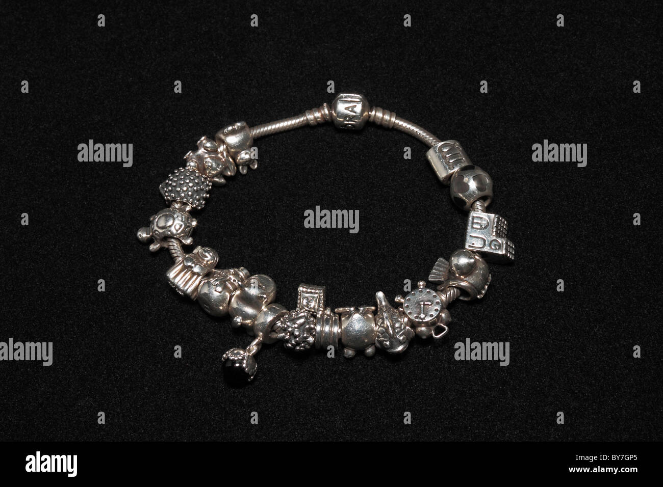 Pandora Charm Bracelet sobre fondo negro Foto de stock