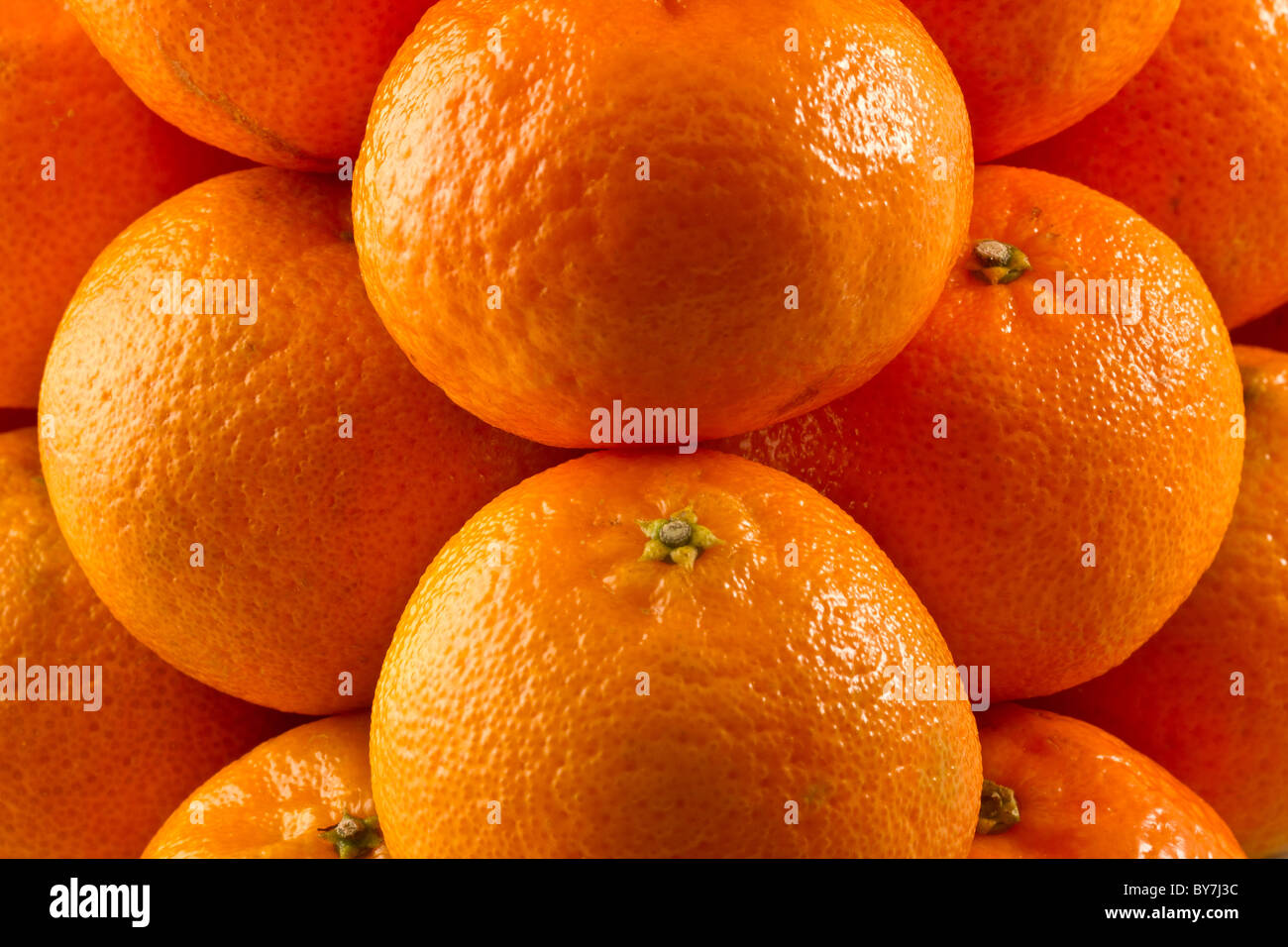 Las clementinas dispuestos en una pila Foto de stock