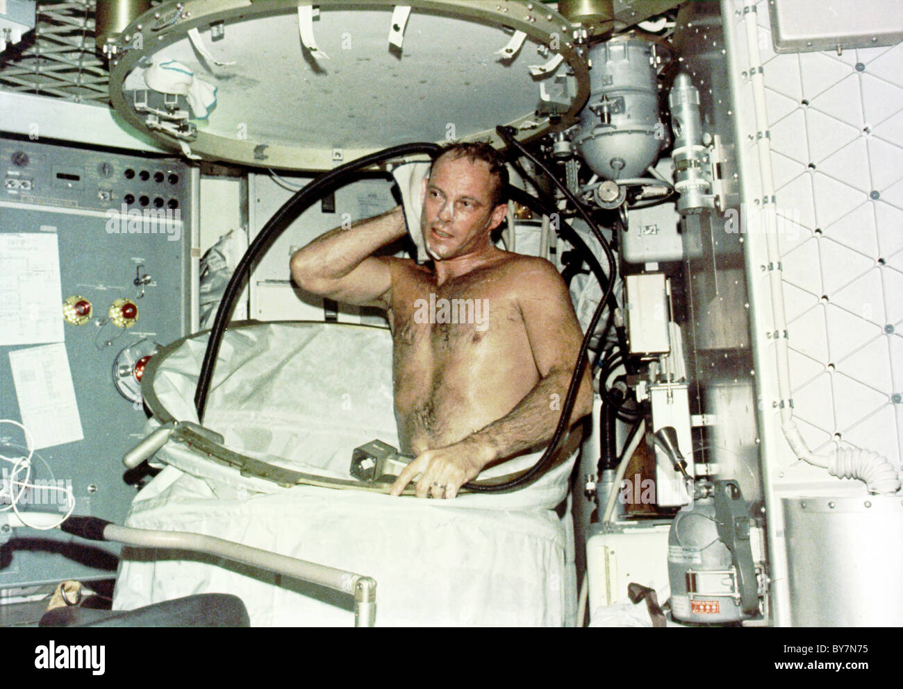 Ducharse en el Skylab. El astronauta Jack R. Lousma toma una ducha en los  cuartos de la tripulación de la estación espacial Skylab, en órbita  alrededor de la tierra Fotografía de stock -