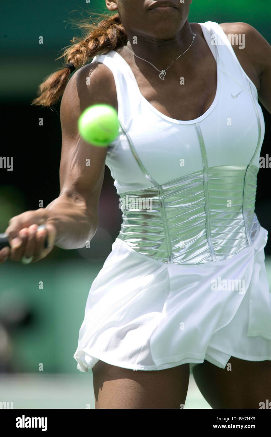 Serena Williams (Estados Unidos) que compiten en su vestimenta recién  diseñado para Nike en el Nasdaq 100 Tenis, 26 de marzo de 2004 Fotografía  de stock - Alamy