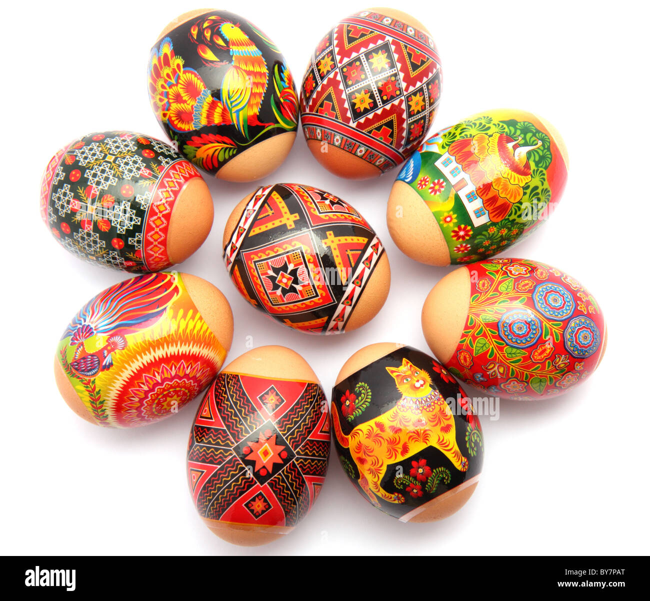 Huevos de pascua multicolores sobre el fondo blanco. Foto de stock