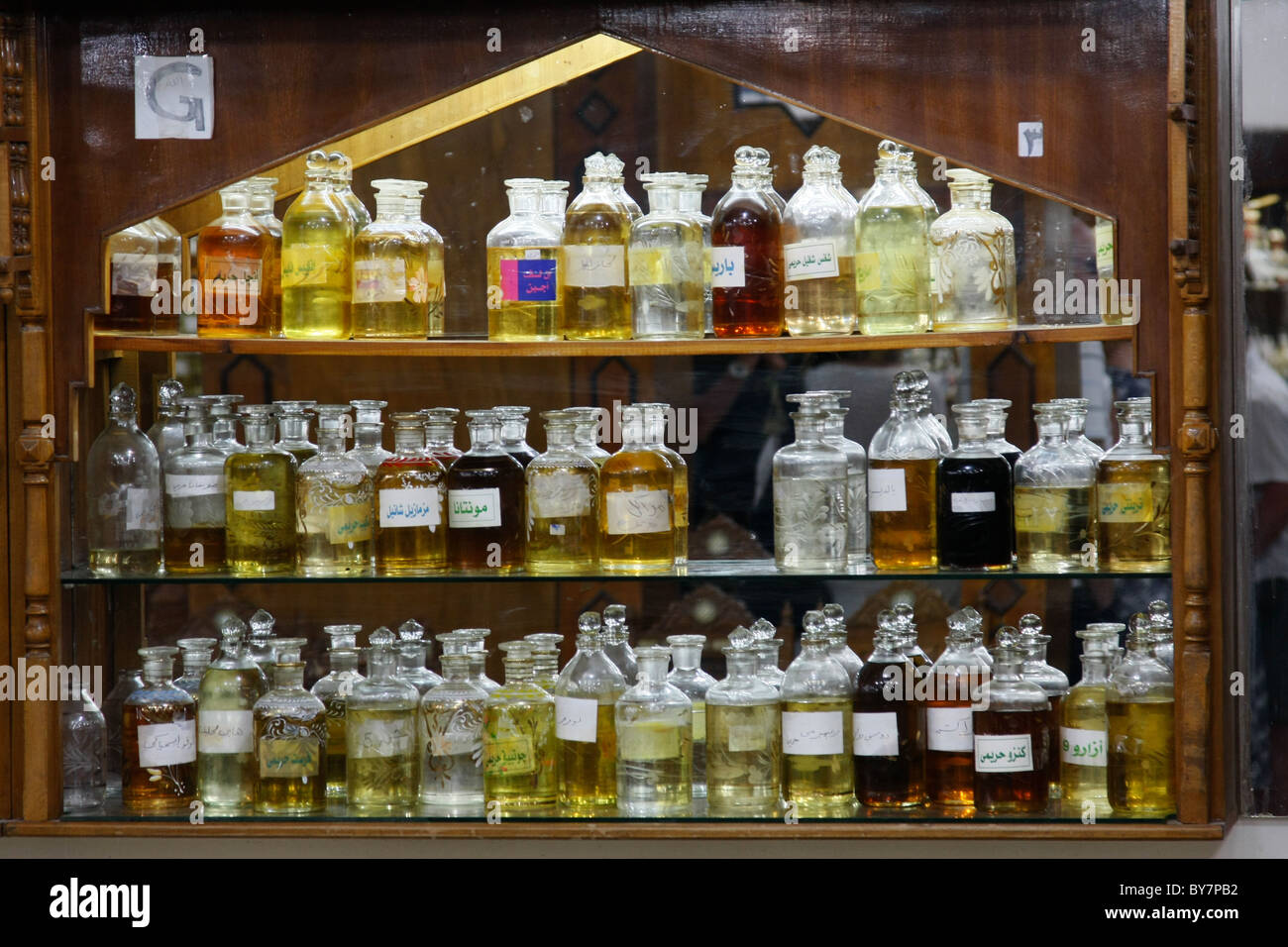 Perfumes, aromas y aceites en venta en una tienda en Luxor, Egipto  Fotografía de stock - Alamy