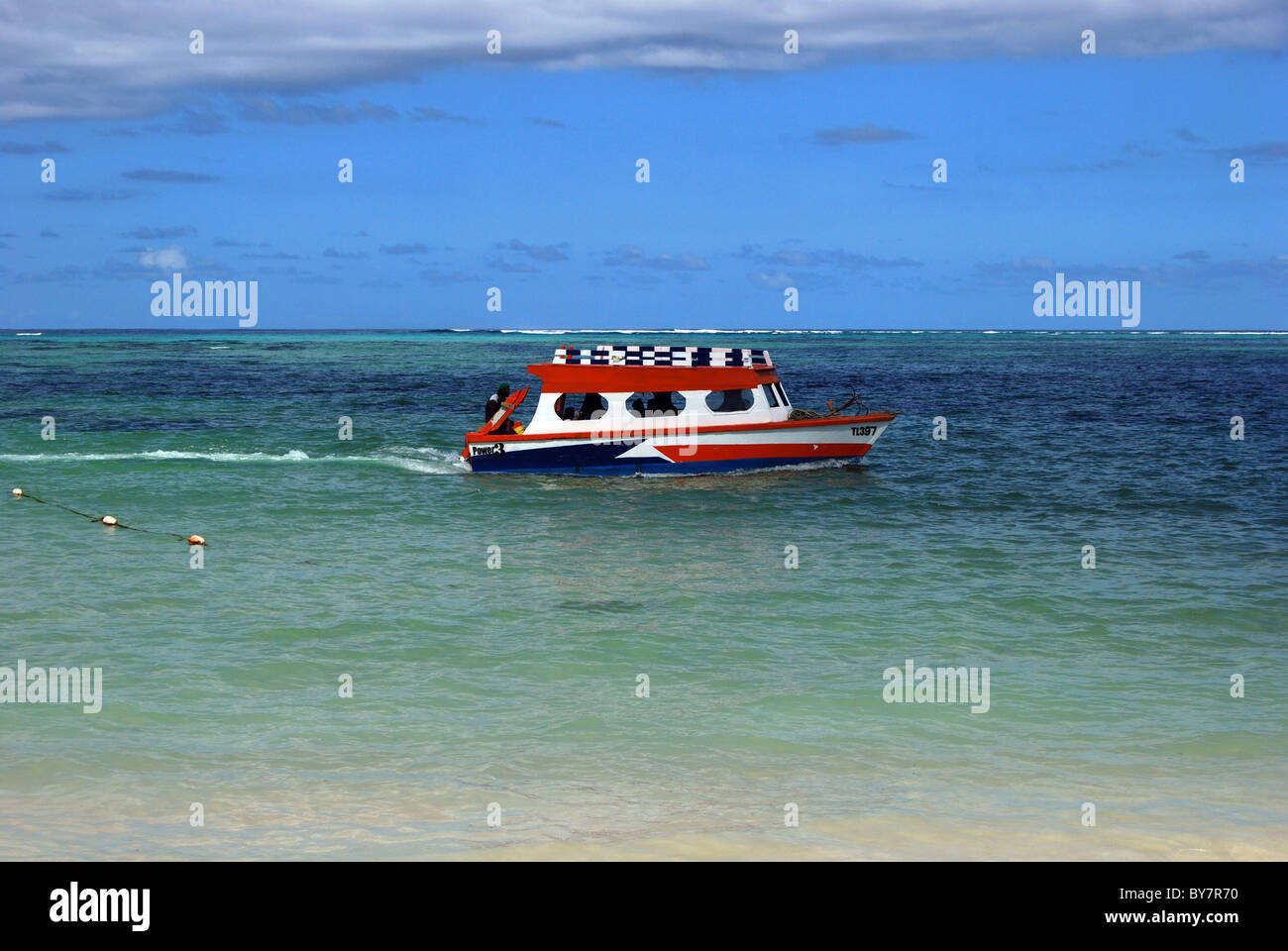 Barco turístico viajar a lo largo de la costa, Pigeon Point, Tobago, Trinidad y Tabago, el Caribe. Foto de stock