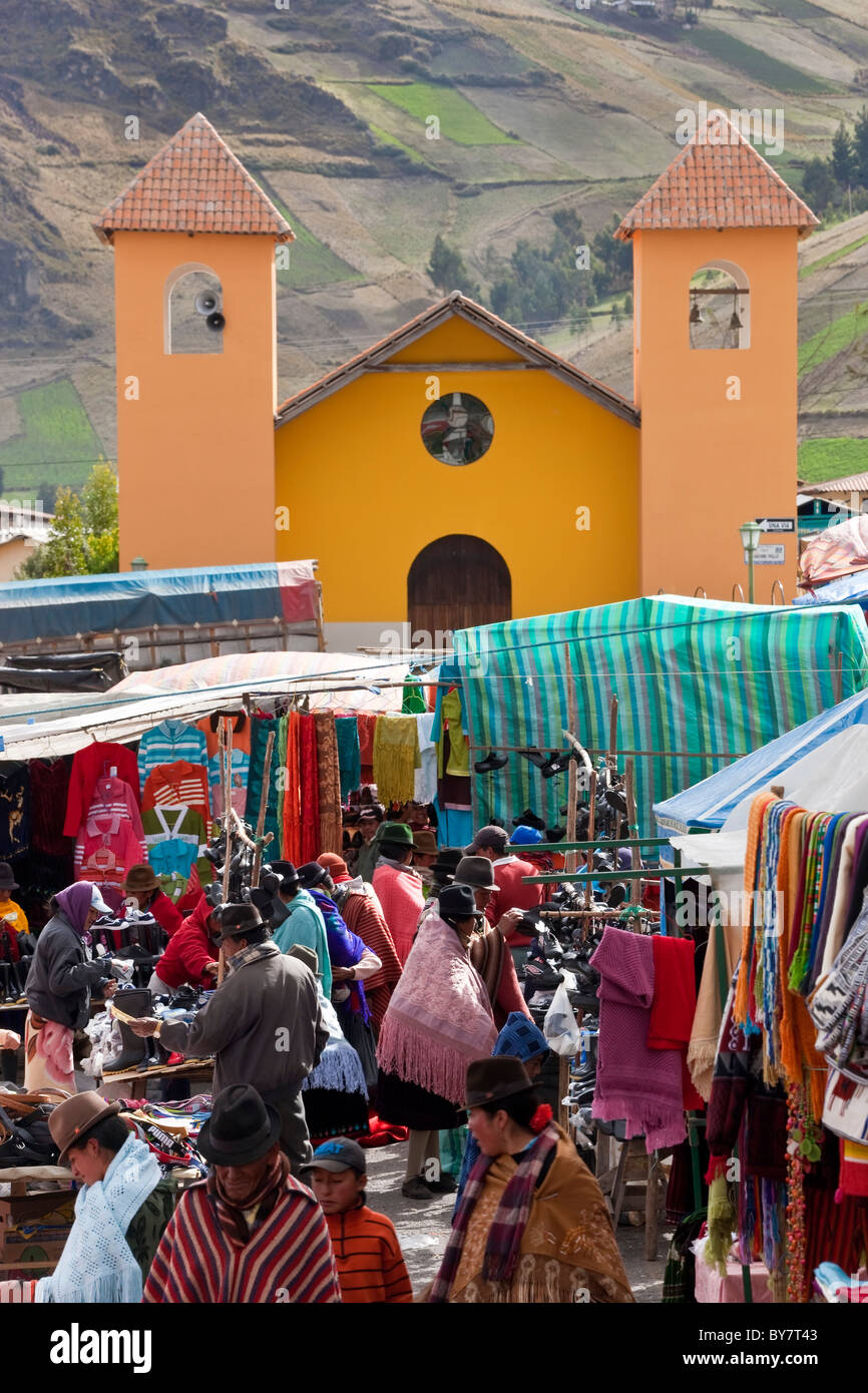 Zumbahua y el mercado artesanal, Zumbahua, nr Latacunga, Ecuador Foto de stock