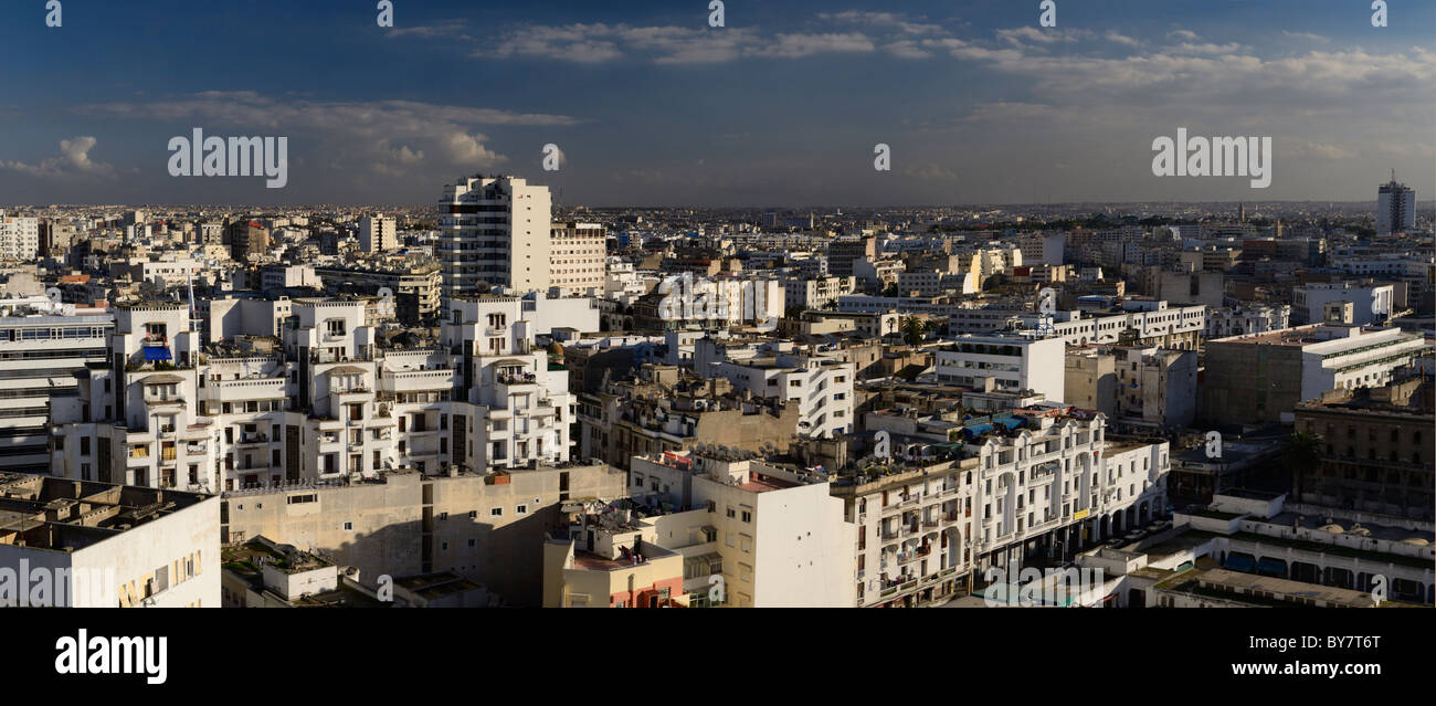Panorama de la blanca ciudad de Casablanca en Marruecos la noche en el norte de África Foto de stock