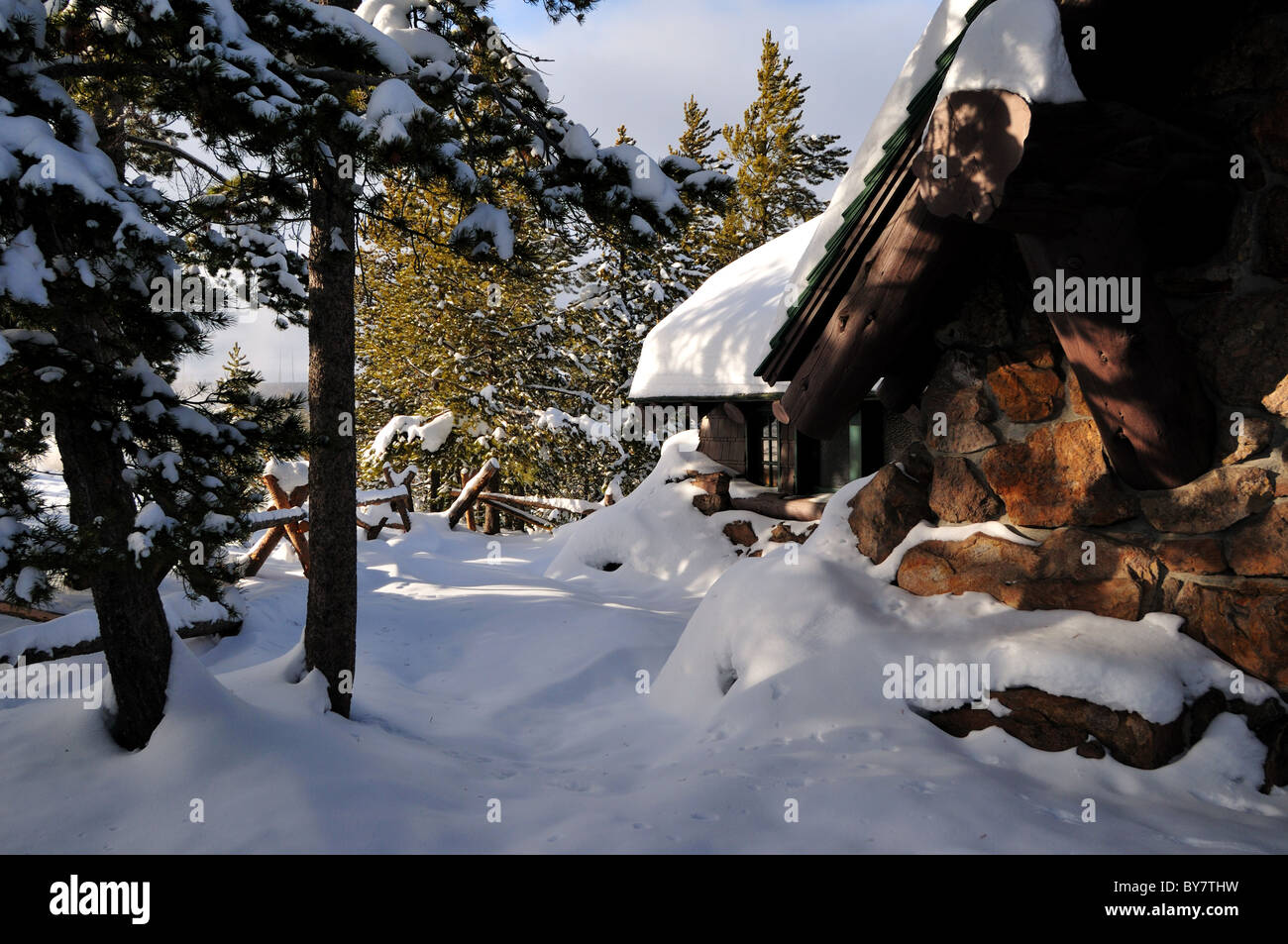 Cabina cubierta por nieve profunda. El Parque Nacional Yellowstone, Wyoming, Estados Unidos. Foto de stock