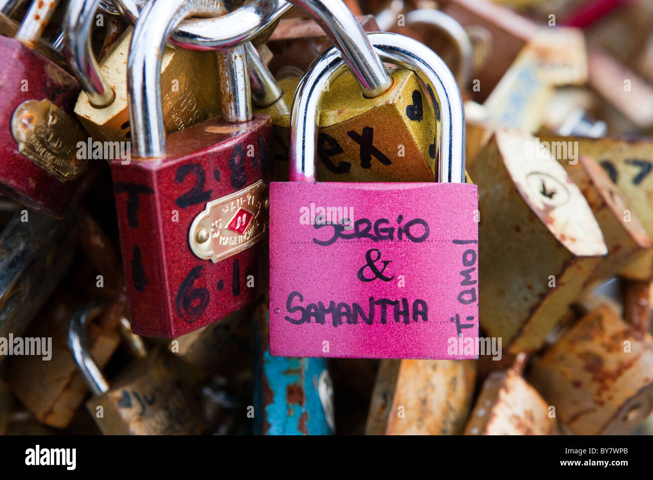 Primer amor se bloquee en el puente Milvio encadenado a la pared romántico italiano amantes de Roma Italia Foto de stock