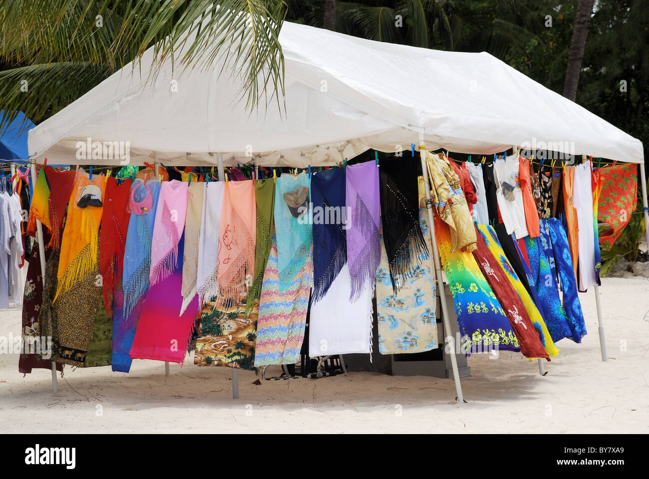 Tienda de recuerdos en resort de playa en Barbados, Indias Occidentales, el  Caribe. Toallas, pareos y otros artículos de ropa para la venta a turistas  Fotografía de stock - Alamy