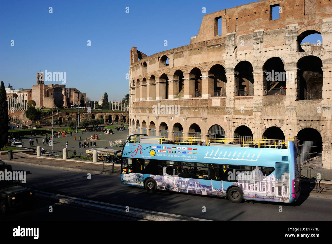 Italia, Roma, Coliseo, autobús turístico Foto de stock