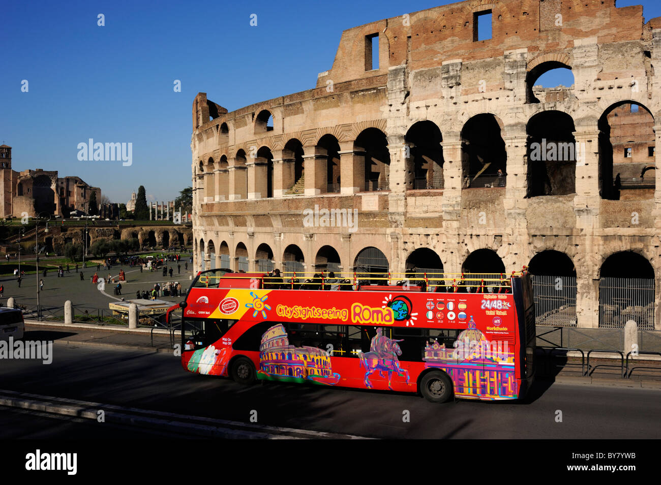 Italia, Roma, Coliseo, autobús turístico Foto de stock