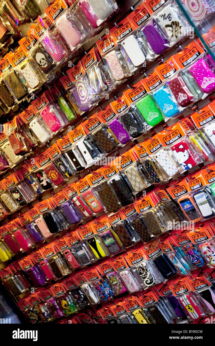 Coloridas fundas de móvil a la venta en una tienda barata en Londres. Los  próximos en todas las formas y tamaños para adaptarse a cualquier marca de  teléfono Fotografía de stock -