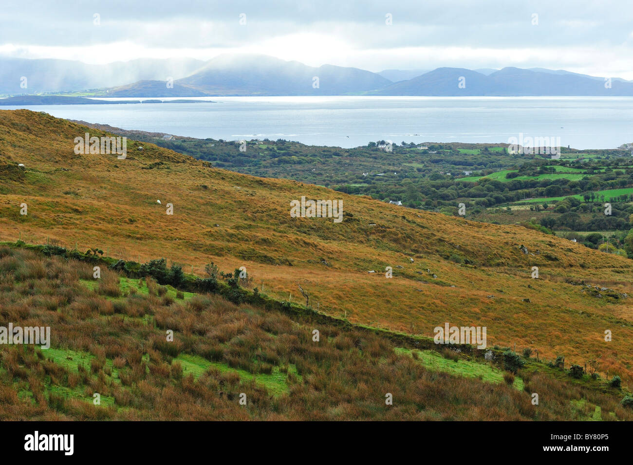 Sneem, con vistas a la península de Beara, Condado de Kerry, Irlanda Foto de stock