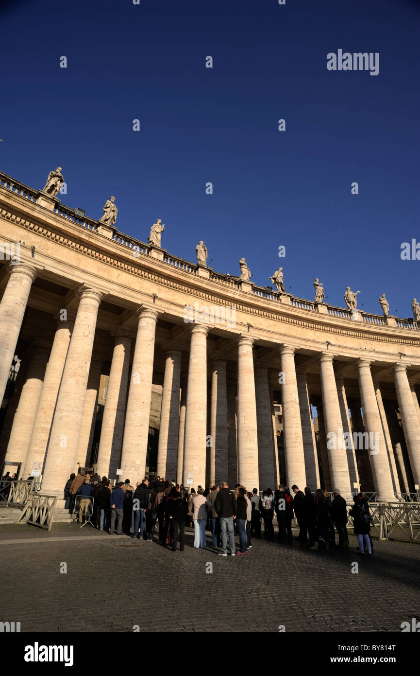 Italia, Roma, la plaza de San Pedro, la columnata, entrada a la