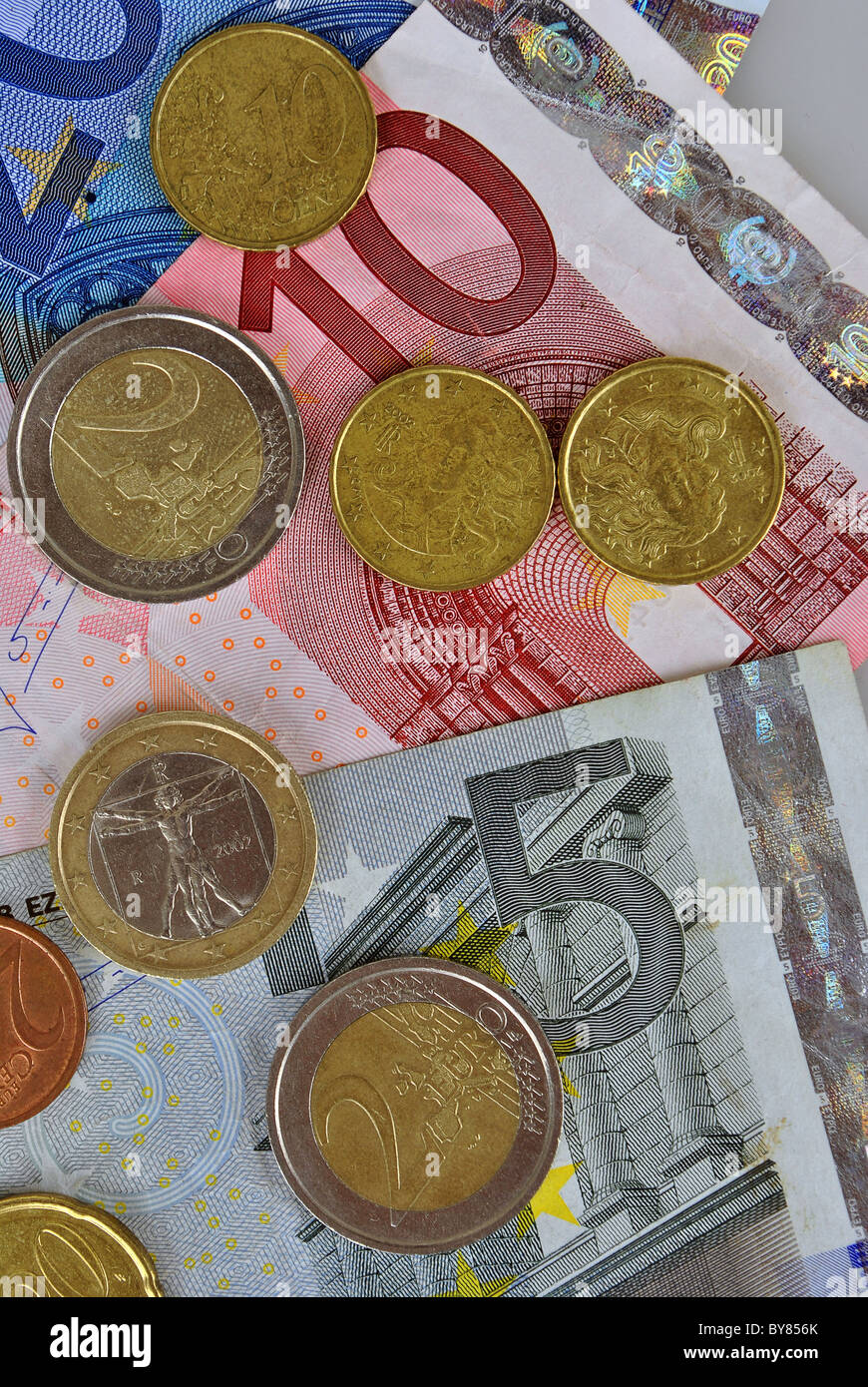 Dinero euro, monedas y billetes Foto de stock