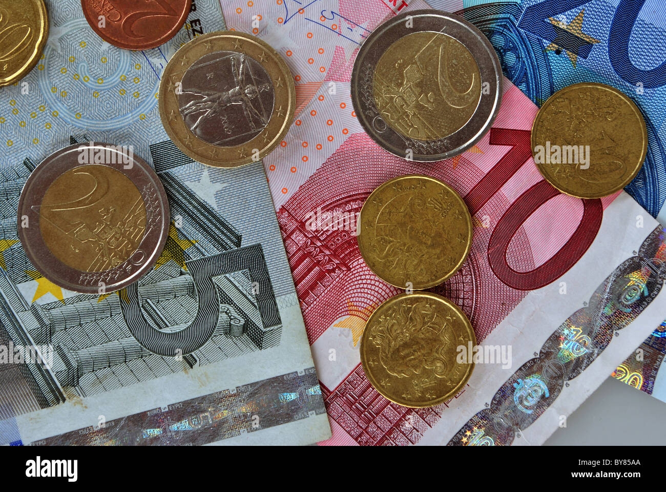 Dinero euro, monedas y billetes Foto de stock