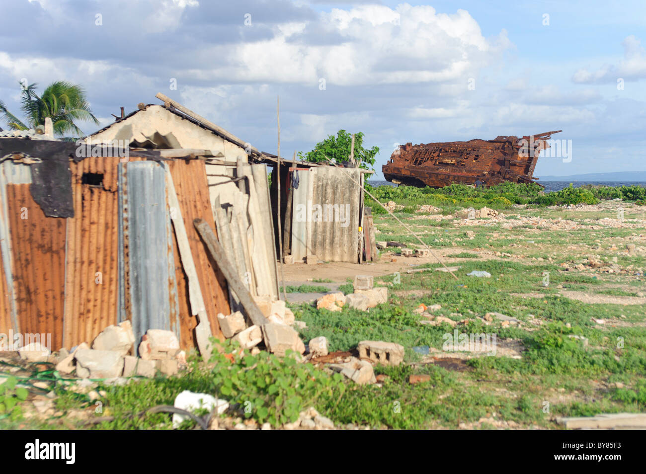 Naufragio en una playa de Cuba tomadas a la costa por el huracán Ike en 2008. Delante restos de una casa destruida por Ike. Foto de stock