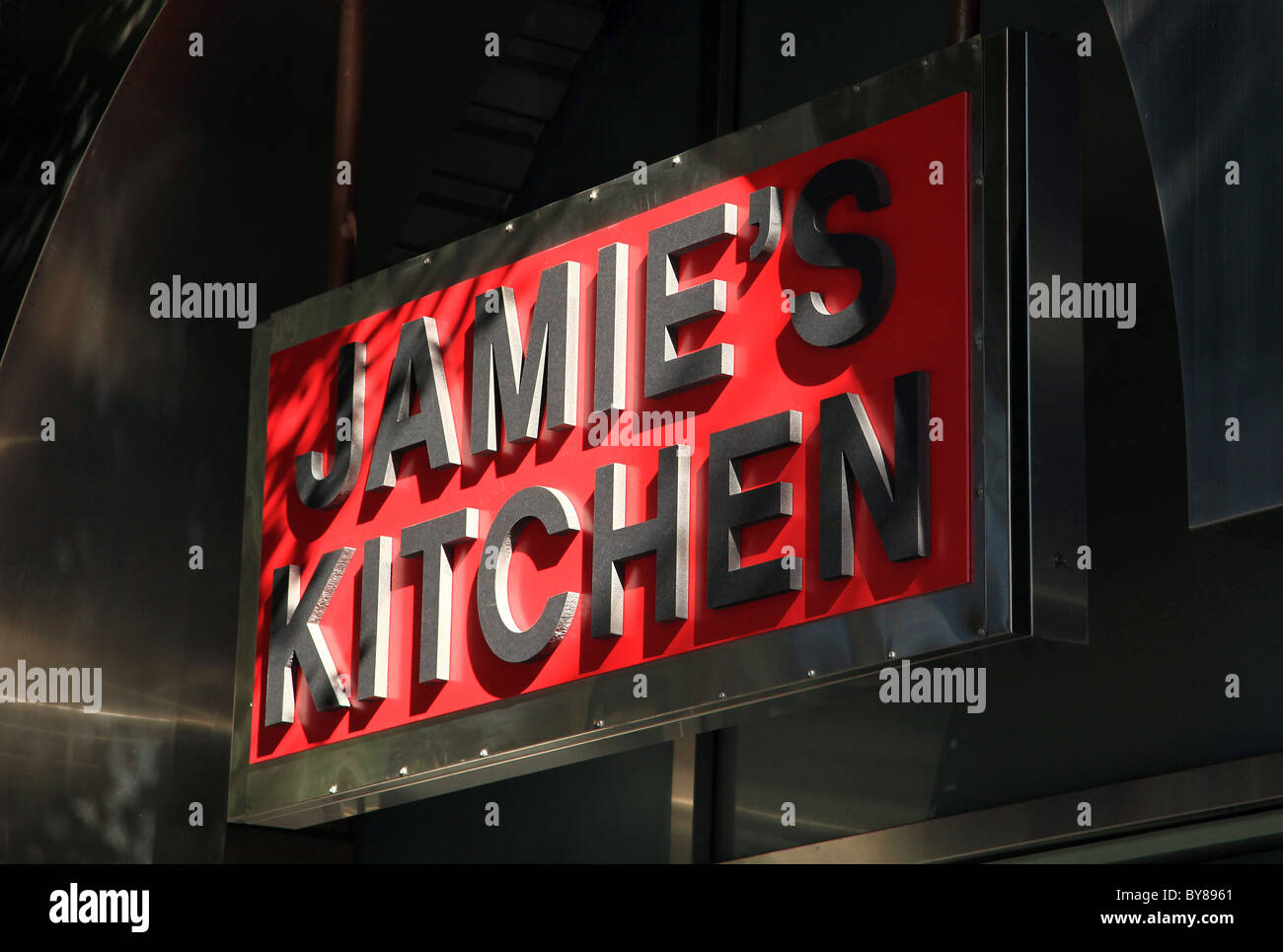 JAMIE'S KITCHEN Jamie Oliver revolución alimentaria series de televisión Cocina EXPERIMENTAL EN LOS ÁNGELES LOS ÁNGELES, CALIFORNIA, EE.UU. el 21 de enero de 2011 Foto de stock